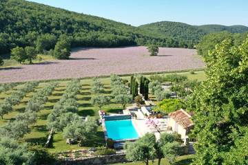 Agriturismo pour 10 personnes, avec jardin ainsi que piscine et jacuzzi à Lardiers