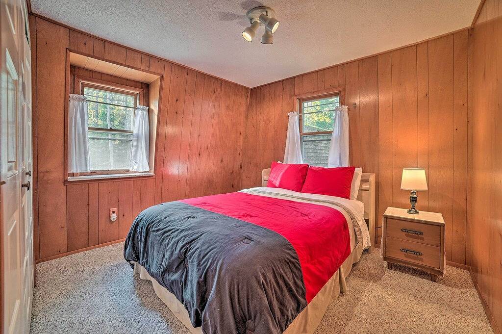 < 3 Mi to Higgins Lake: Roscommon Cabin w/ Deck in Higgins Lake