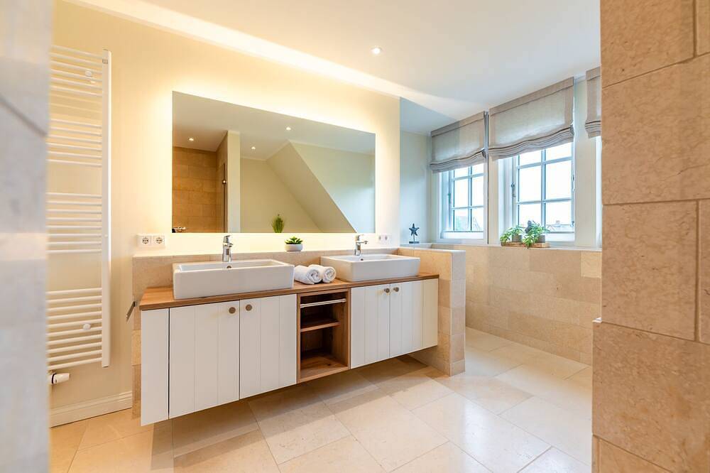 Hochwertig ausgestattete Doppelhaushälfte mit Sauna, Kamin, Garten und Strandkor in Midlum, Föhr