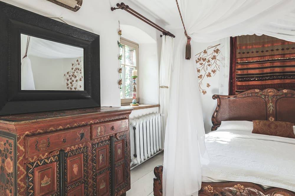 Stary, pełen charakteru kamienny dom u podnóża Gór Izery in Sudety (Polska)