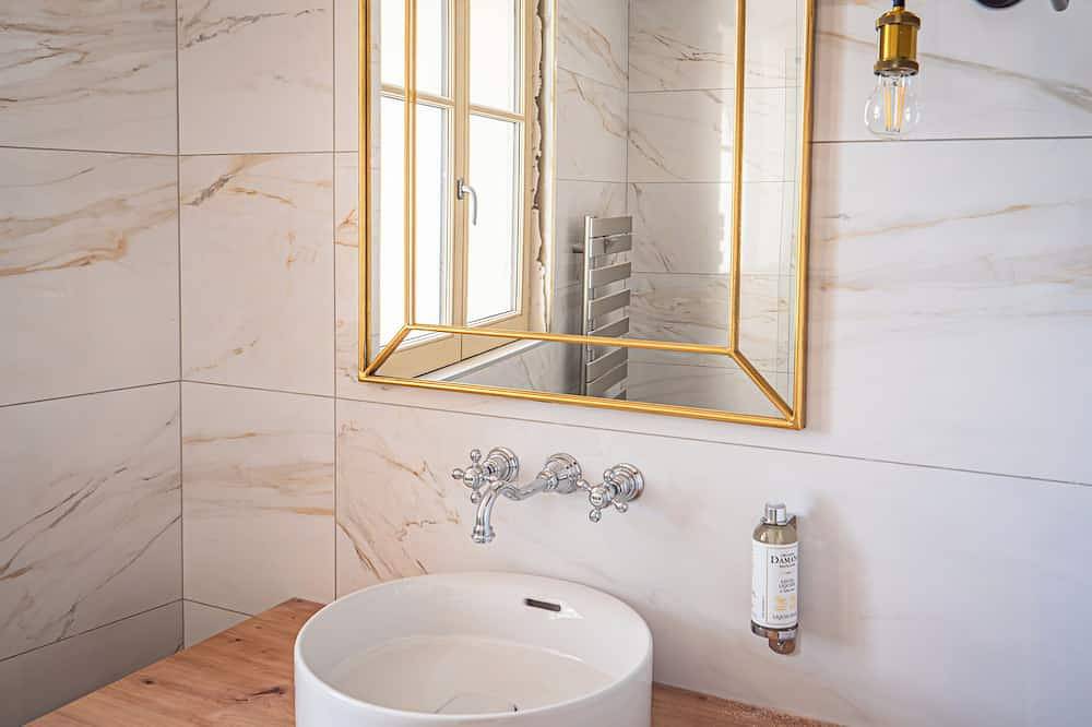 L'orangerie, Gîte Écolodge Avec Piscine et Jacuzzi Privatif à Pézenas in Pézenas, Béziers und Umgebung