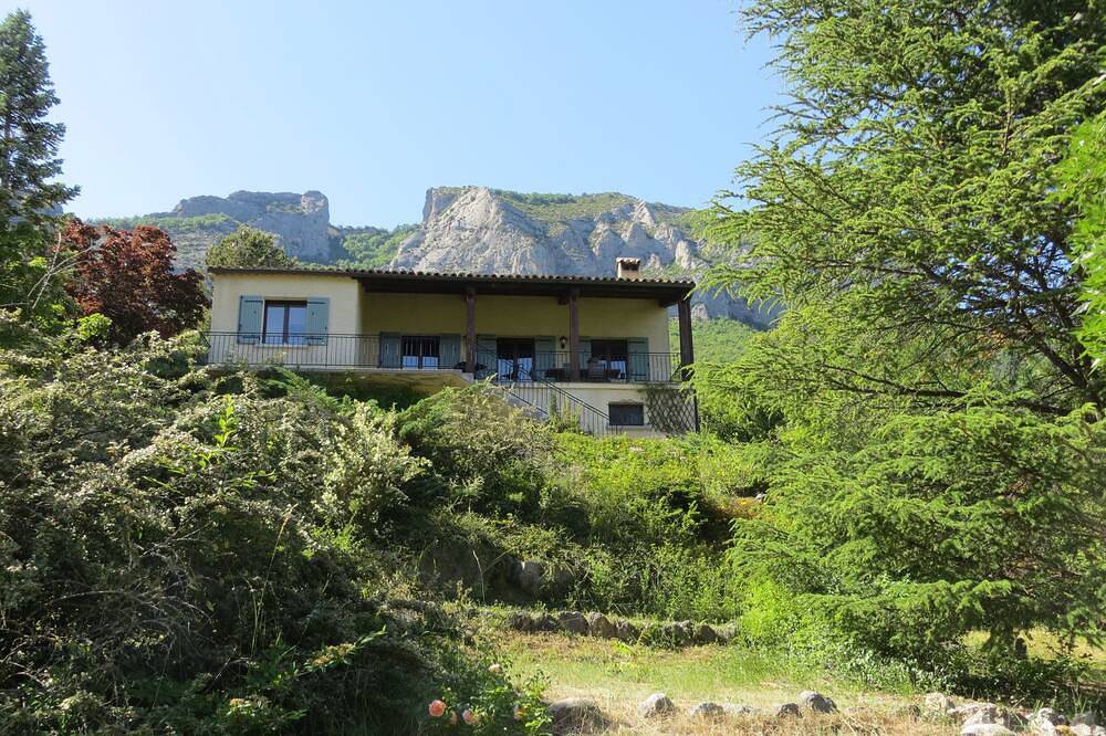 Wunderschöne Villa mit großem Garten, Terrasse, Panoramablick 5 Minuten von Orpierre entfernt in Orpierre, Gap und Umgebung