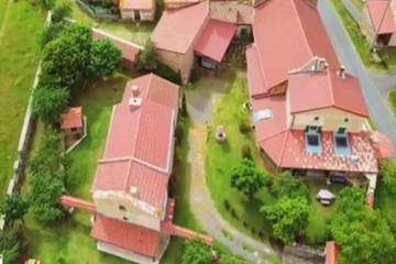 Gîte pour 10 personnes, avec jardin dans Apchat
