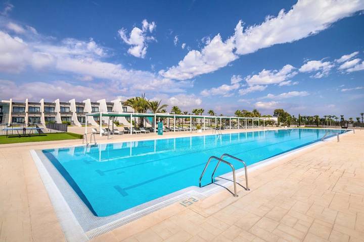Hotel para 2 personas, con terraza y piscina para niños además de vistas y piscina - 1