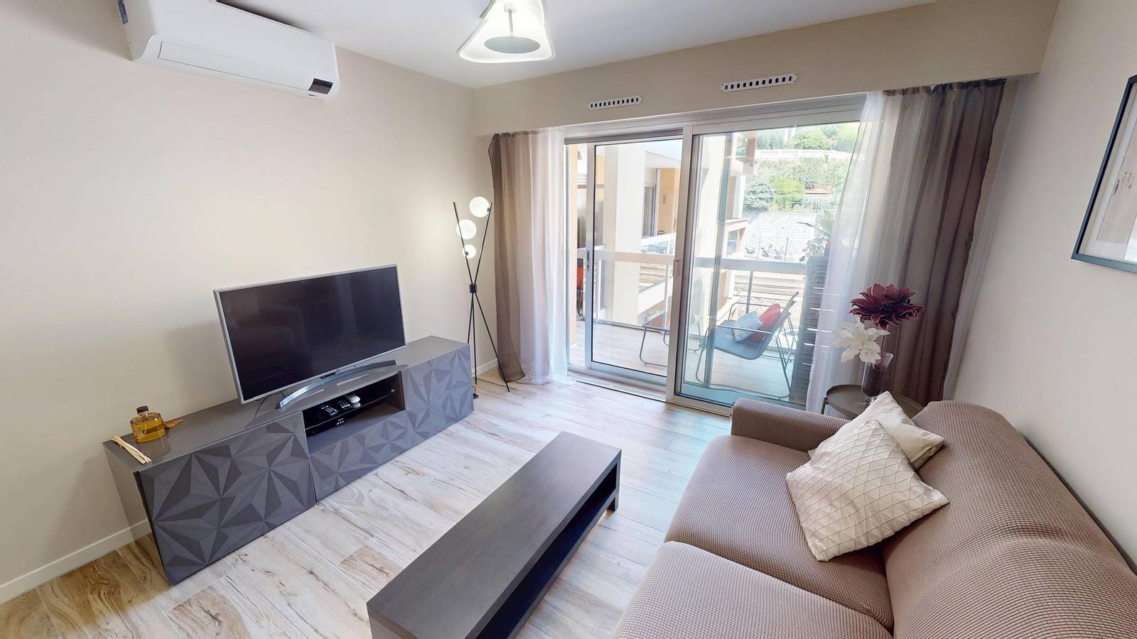 Hel lejlighed, Pleasant, air-conditioned, refurbished 3-room apartment in the city center (117M) in Menton, Nice og omegn