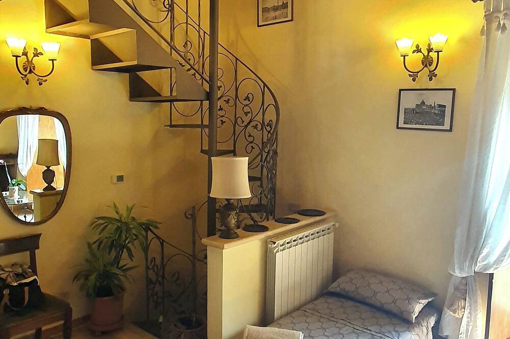 Romantica casa con soppalco, ideale per coppie e famiglie fino a 5 persone. in Nepi, Provincia di Viterbo