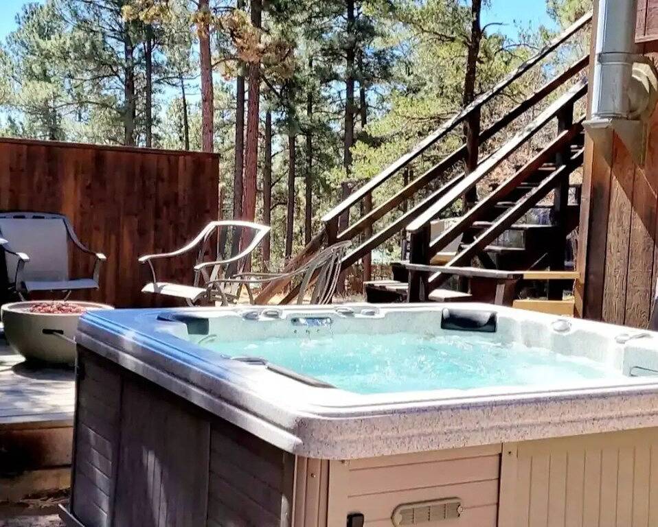 Northern Star - Unique Cabin, Hot Tub, Pets okay, close to Skiing, Track, Casino in Ruidoso, Ski Apache