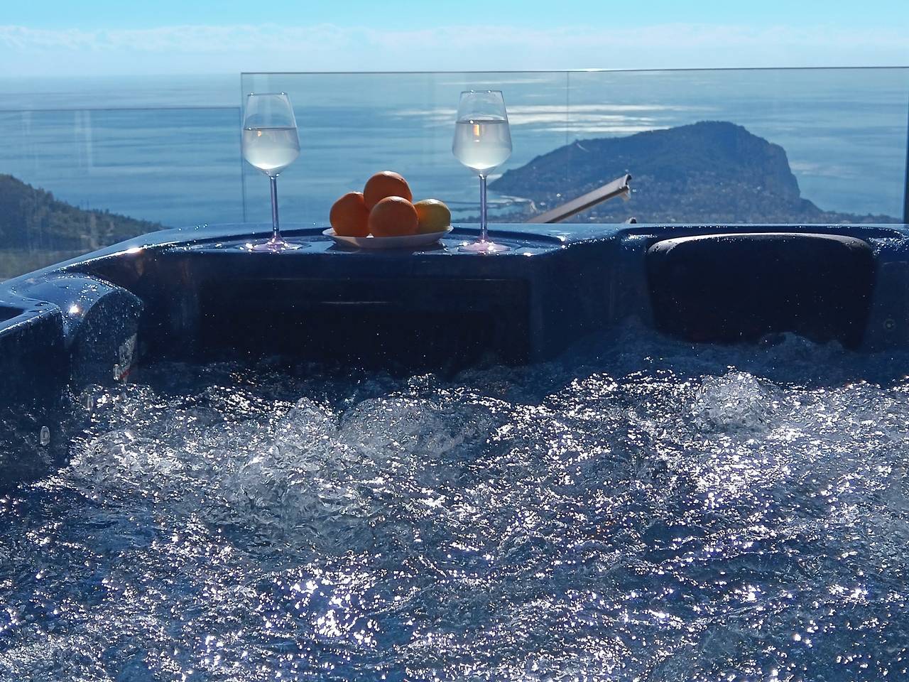 Luxury Escape with Stunning Views & Heated Jacuzzi, Alanya Villa 1002 in Alanya, Antalya Province