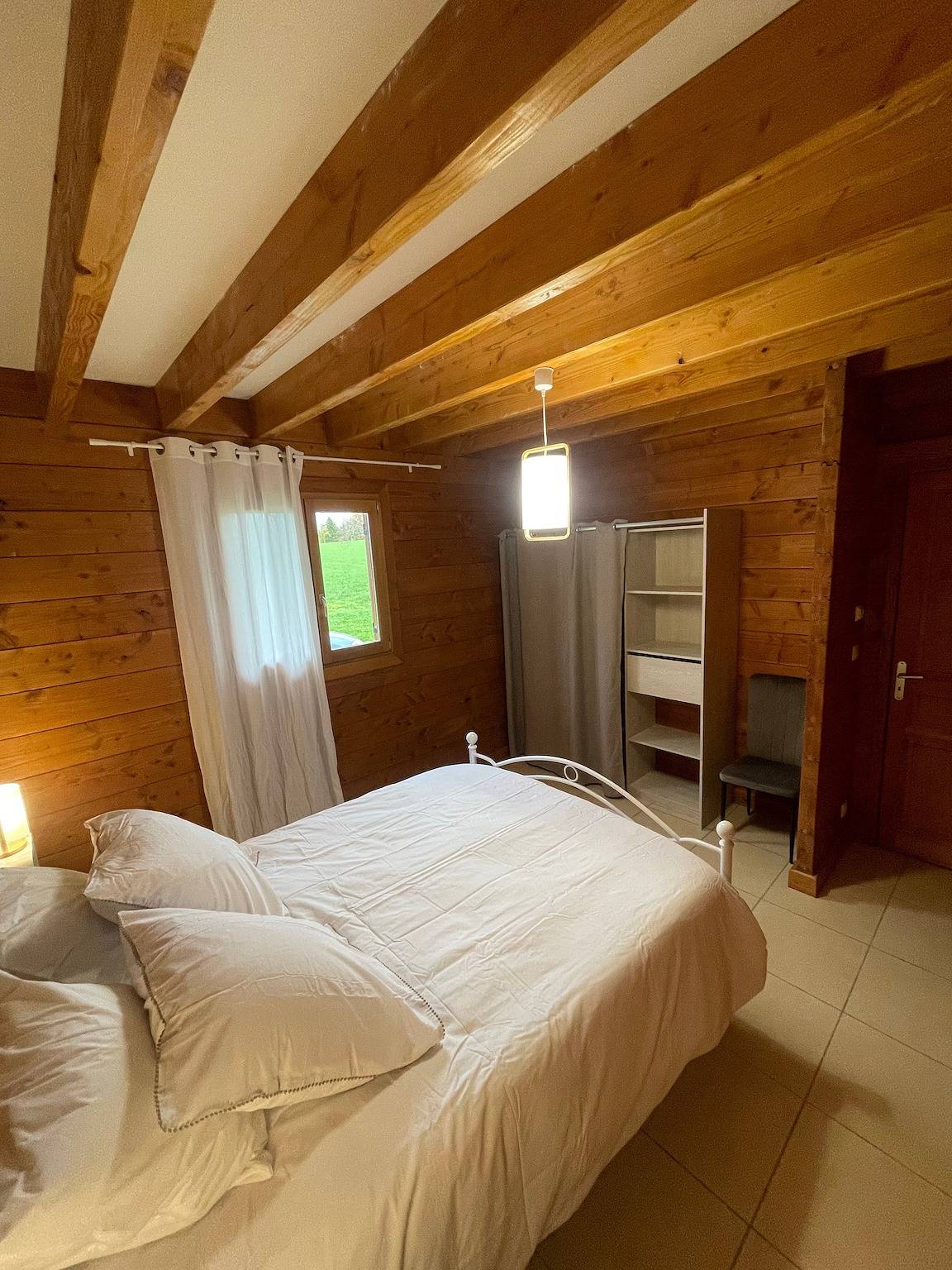 Chalet “Le De Noblat” with Shared Terrace, Private Garden, and Wi-Fi in Saint-Léonard-de-Noblat, Limoges region