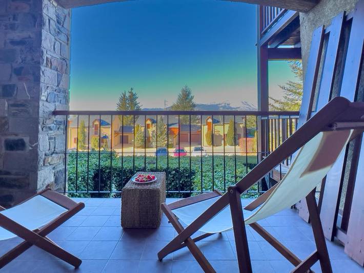 Appartement de vacances pour 4 personnes, avec balcon ainsi que vue et piscine