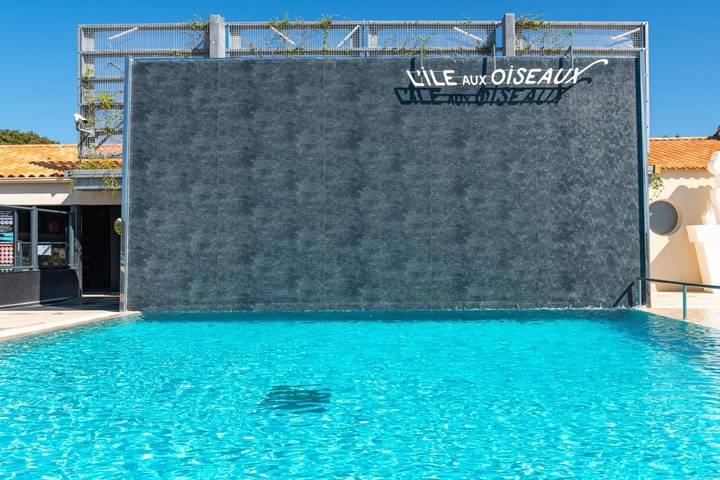 Camping pour 4 personnes, avec jacuzzi ainsi que piscine et jardin, animaux acceptés