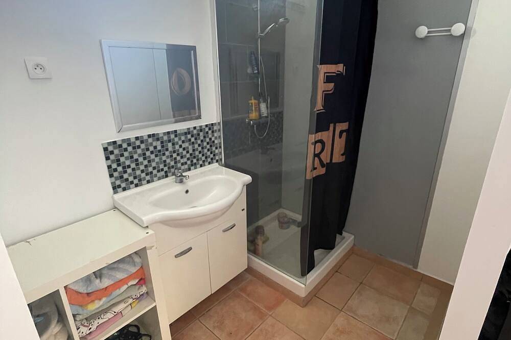 Apartamento entero, Maisonnette on the edge of a garden in the Luberon, 5 minutes' drive from a lake. in La Tour-d'Aigues, Parque natural regional del Luberon