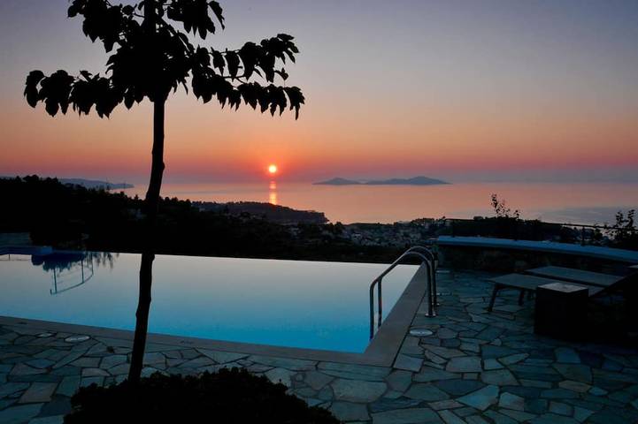 Villa for 8 people, with garden and balcony in Alonissos