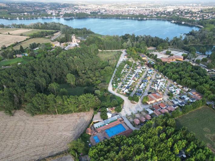 Camping pour 2 personnes, avec bassin pour enfant ainsi que jardin et piscine, adapté aux familles
