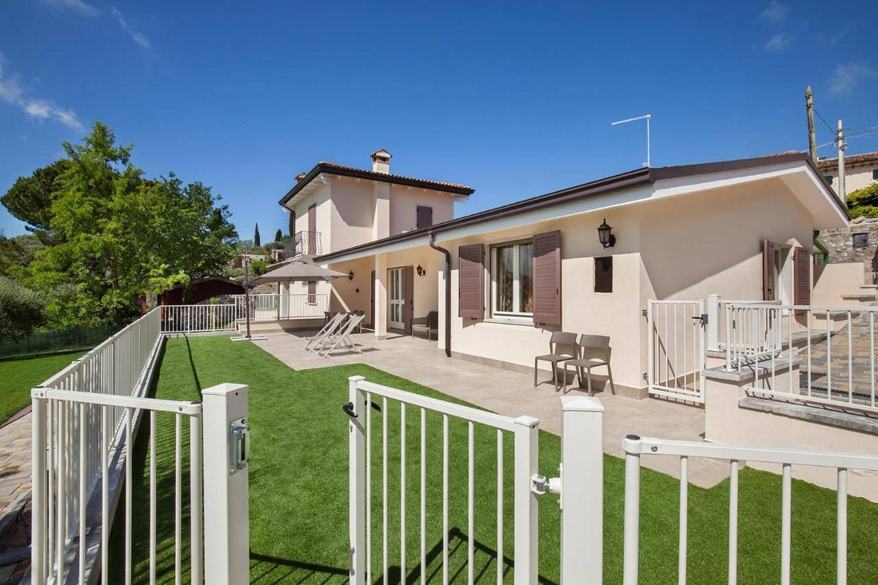 Villa Chiara Apt 1- Appartamento in villa con piscina in Cavaion Veronese, Gardasee-Berge