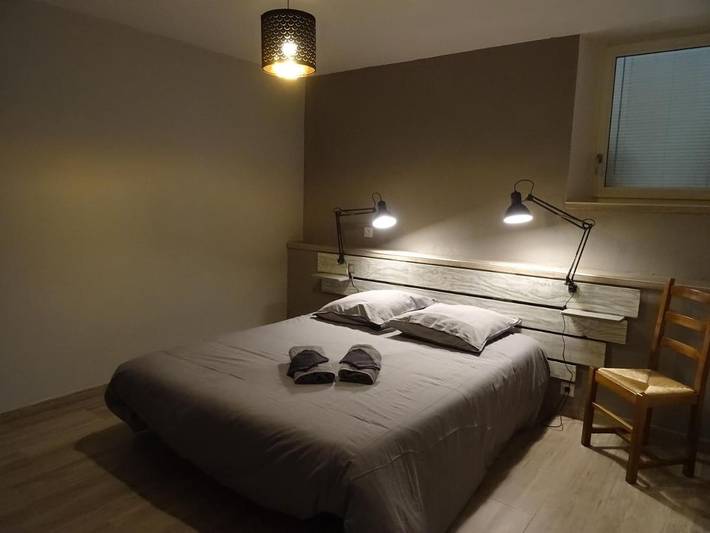 Location de vacances pour 6 personnes, avec terrasse ainsi que piscine et jardin à Nauviale - 4