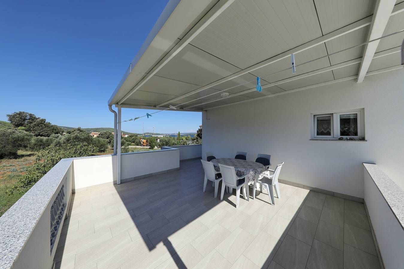 Ganze Wohnung, 2-Zimmer-Ferienwohnung mit Terrasse und Meerblick Tkon, Pasman A-8302-b in Ugrinici, Tkon