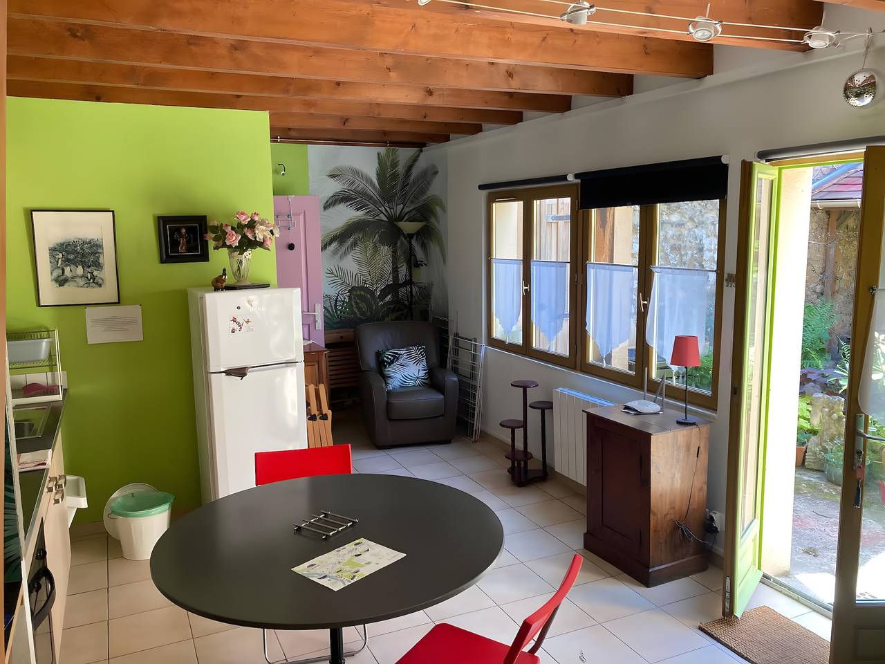 Holiday Home “La Maisonnette” with Shared Terrace, Communal Garden and Wi-Fi in Les Andelys, Les Andelys region