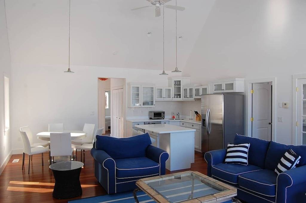 Pet Friendly Natural cedar shakes waterfront on Lake Winnipesaukee sleeps 6 in Moultonborough, Lake Winnipesaukee