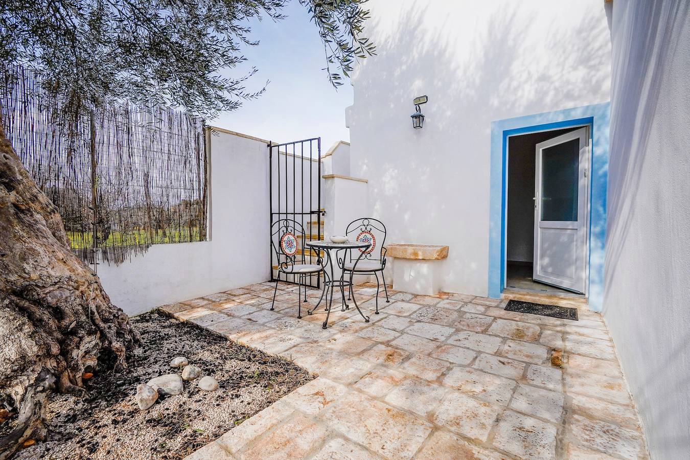 Entire apartment, Apartment "Casina delle Rose - Scirocco" with Shared Garden and Wi-Fi in Polignano a Mare, Bari Province
