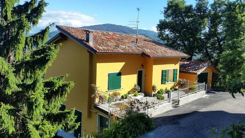 Gîte pour 5 personnes, avec Balcon et Terrasse ainsi que Jardin et Vue à Castelnovo ne' Monti