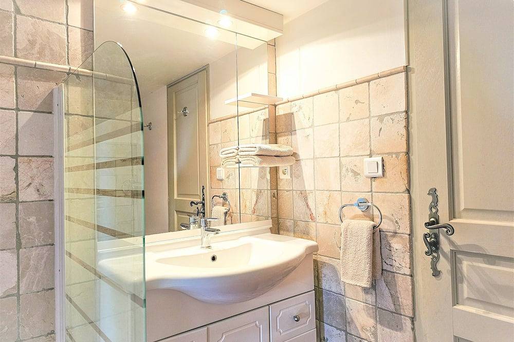 Lovely gite on a vineyard. large swimming pool, very peaceful in Saint-Maximin-la-Sainte-Baume, Brignoles region