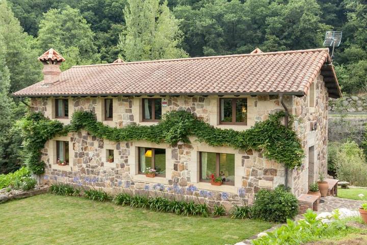 Apartamento para 7 personas, con vistas y jardín en Riotuerto