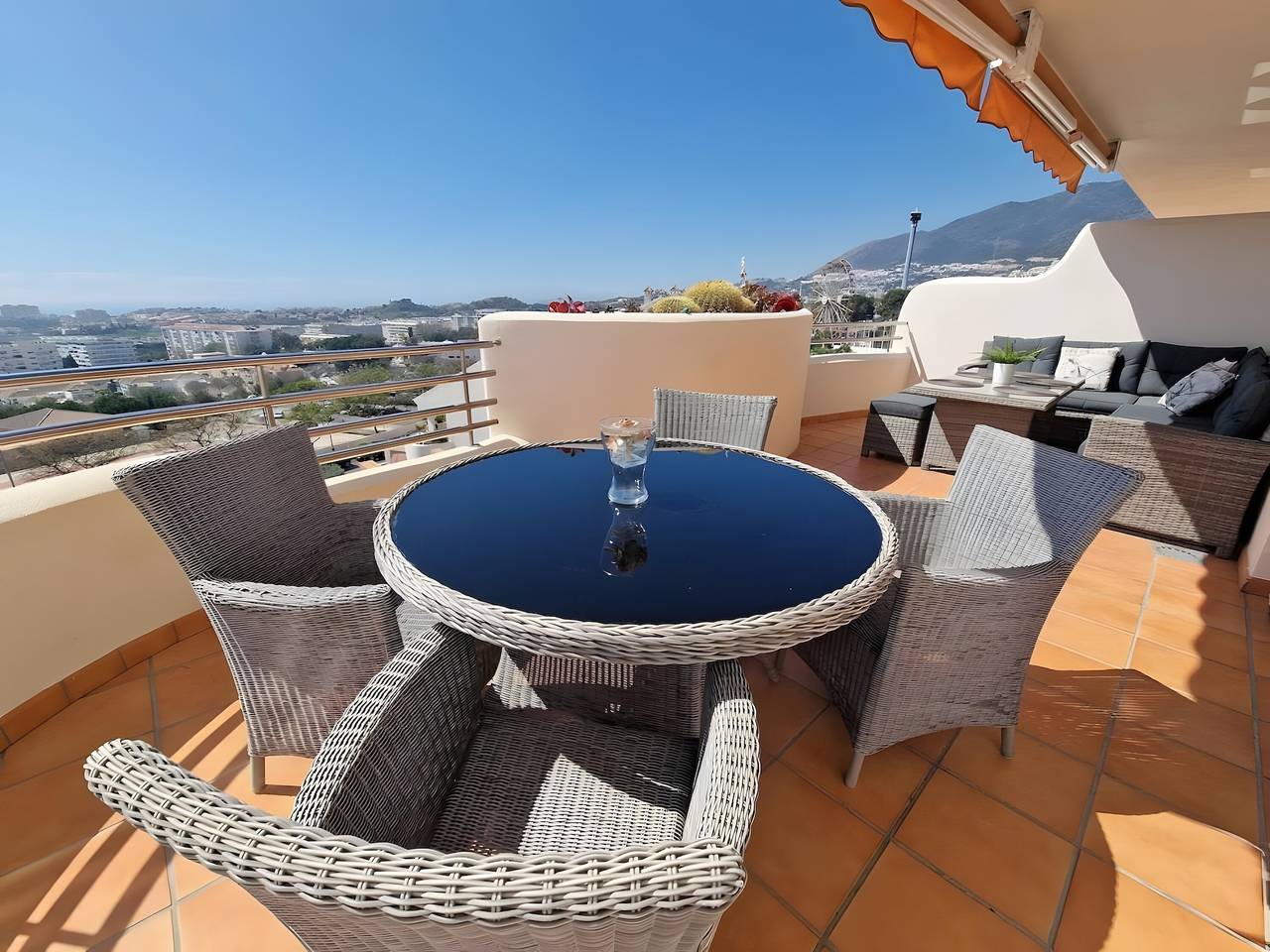 Entire apartment, Duplex Penthouse with 4 Bedrooms and Stunning Sea Views in Arroyo de La Miel, Benalmádena