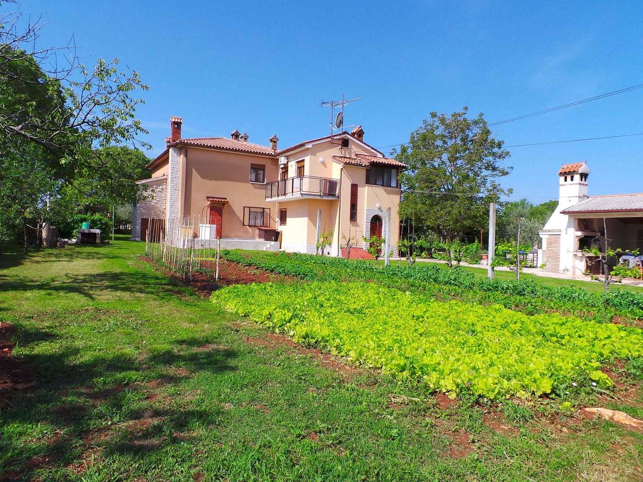 Ganze Ferienwohnung, Ferienwohnung in ruhiger Lage (rollstuhlgeeignet) in Muntic, Südküste Istrien