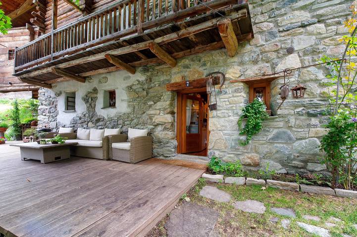 Chalet 'Le  Du Coq Rouge' with Mountain View, Private Garden and Wi-Fi in Servaz (Valtournenche), Valtournenche