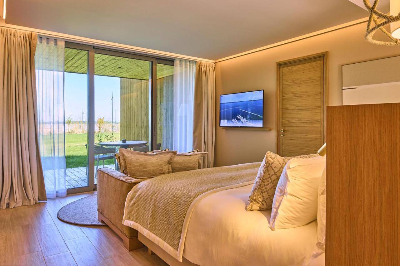 Suite with Lake View in Mesnil-Saint-Père, Parc naturel régional de la Forêt d'Orient