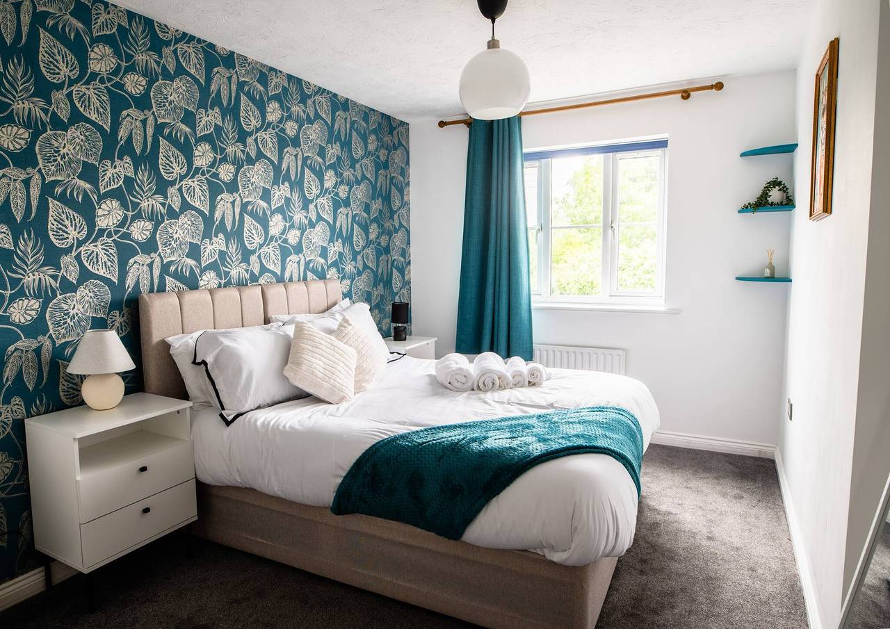 Charming 3-Bedroom House with Jacuzzi in Stewartby in Bedford