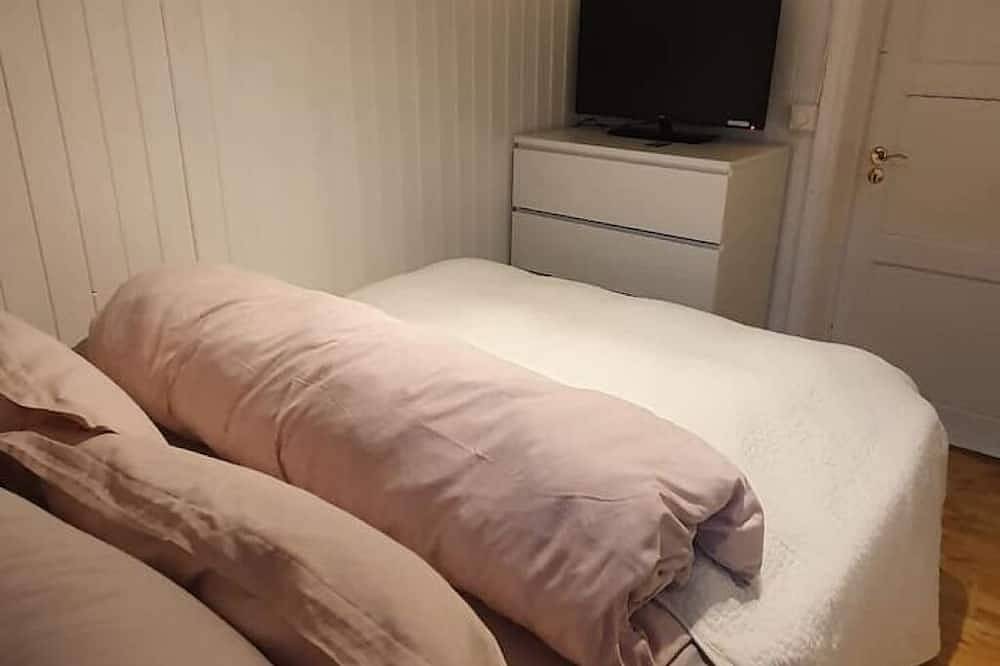 Ganze Wohnung, Welcome to our cozy, central apartment - a quiet respite in the middle of the city in Sentrum, Bodø