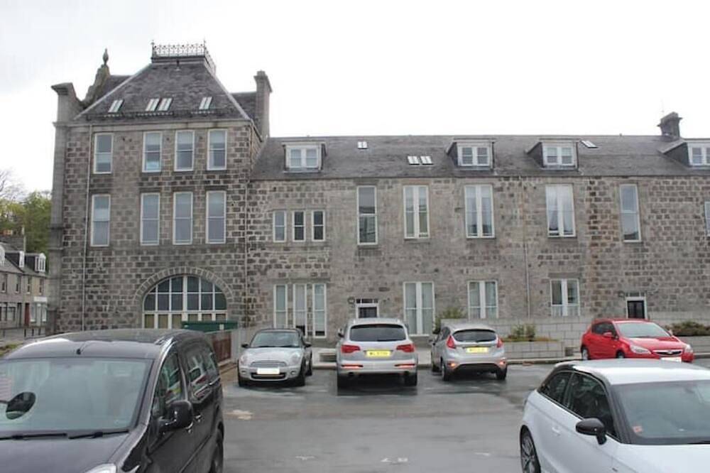 Entire apartment, Central 2-bedroom flat with private parking in Aberdeen in Aberdeen, Aberdeenshire