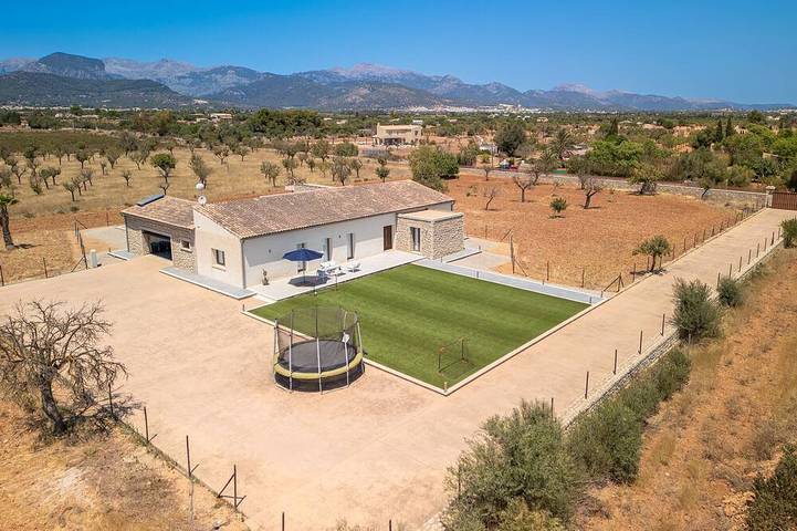 Avantgardistische 3-Schlafzimmer-Villa mit Pool, Garten und 20 Minuten vom Strand entfernt in Biniagual, Binissalem