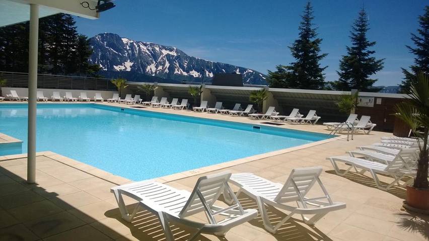 Club vacances pour 4 personnes, avec Jacuzzi et Terrasse ainsi que Jardin et Piscine dans 