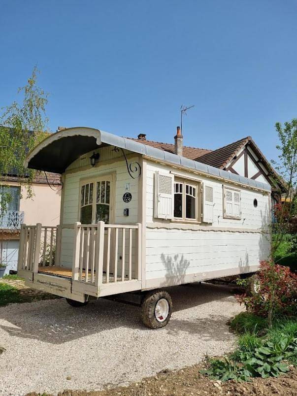Tent in Escolives-Sainte-Camille, Région d'Auxerre
