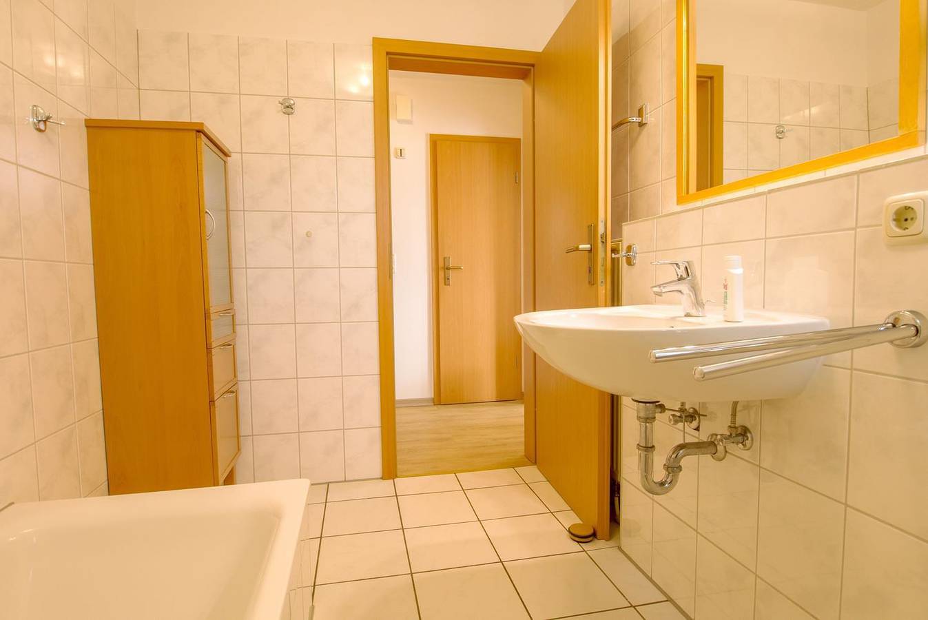 Ganze Wohnung, Komfortable Ferienwohnung mit Terrasse und Garten in Zingst, strandnah gelegen in Zingst, Fischland - Darß - Zingst