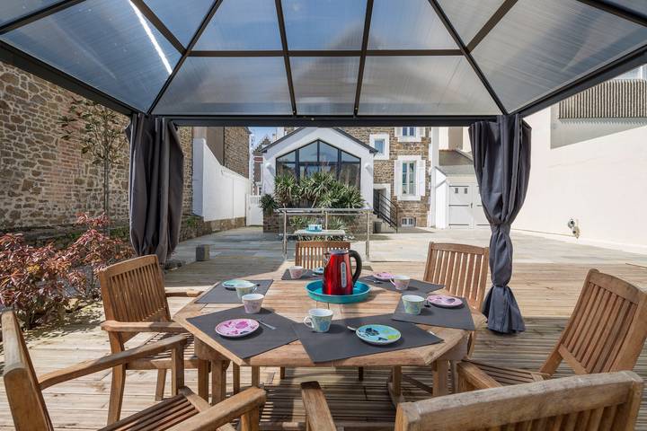 Vacation rental for 10 people, with yard and terrace in Saint-Malo