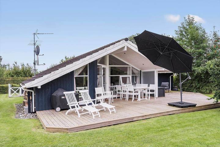 Ferieudlejning for 8 personer, med Jacuzzi og Terrasse såvel som Have og Sauna i Faxe Ladeplads