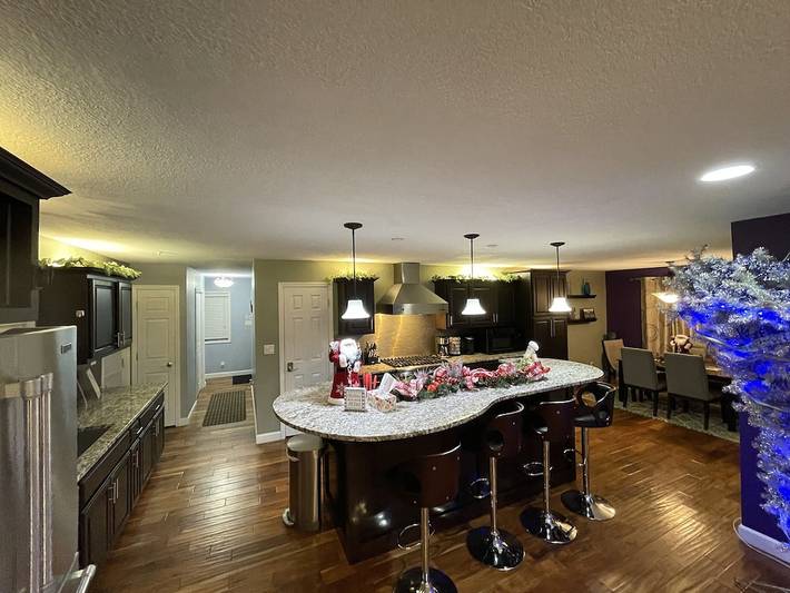 Vacation house for 23 people, with yard and hot tub as well as balcony, with pets in Iowa