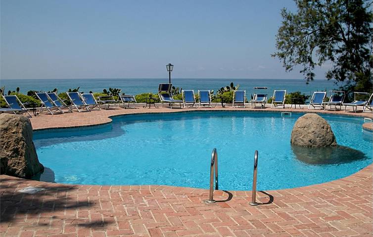 Casa vacanza per 4 persone, con piscina e giardino a Parghelia