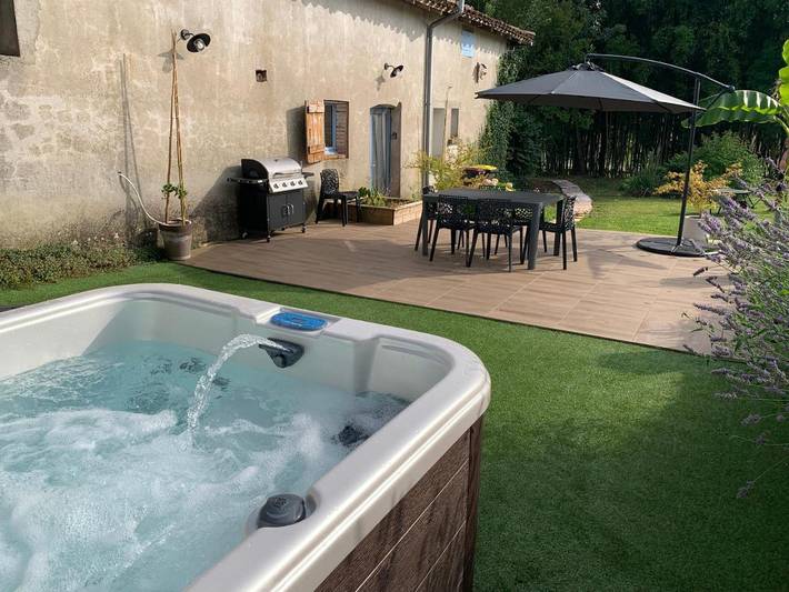 Gîte pour 6 personnes, avec piscine ainsi que jardin et jacuzzi à Génébrières