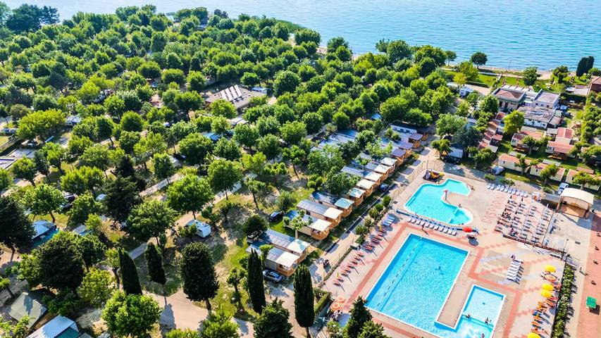 Camping per 4 persone, con Terrazza e Piscina a Castelnuovo del Garda