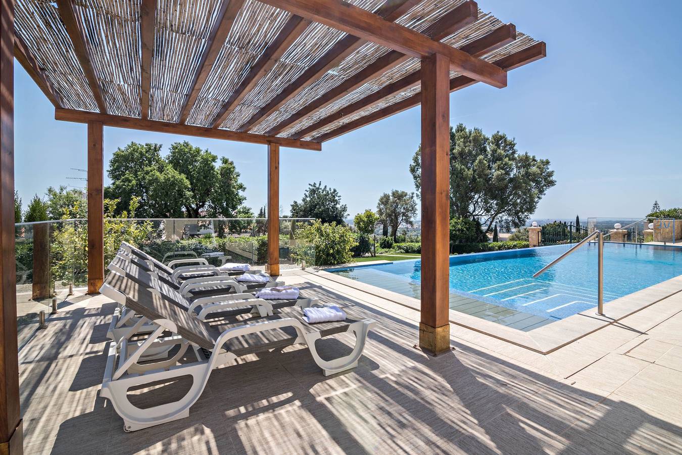 Appartement entier, Cabana Garden House avec piscine partagée, vue panoramique et Wi-Fi in Loulé (São Clemente), District de Faro