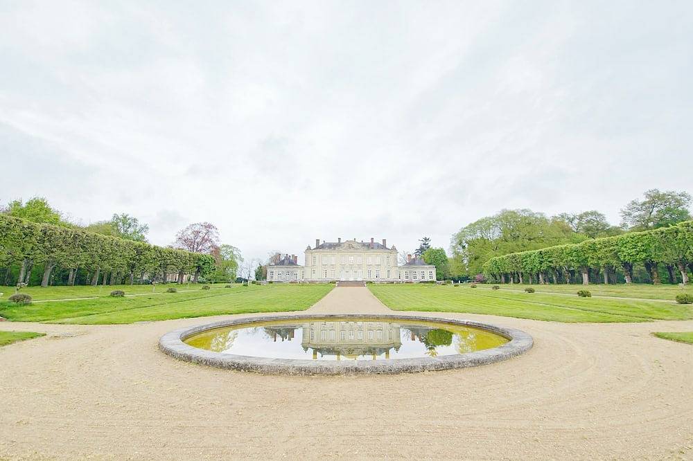 Bed and breakfast at Château de Craon Swimming pool, tennis court, park Pdj included. in Craon, Mayenne (desambiguación)