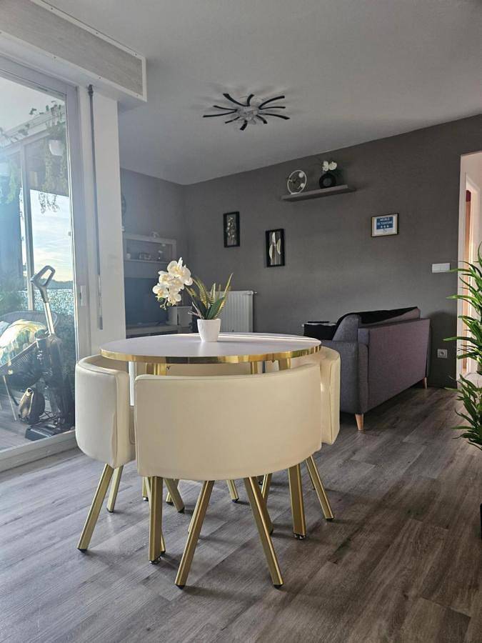 Appartement entier, Idéal long séjour, Souvenirs de Provence,T2 classé, vue sur les montagnes, toutes commodités! in Digne-les-Bains, Alpes-de-Haute-Provence