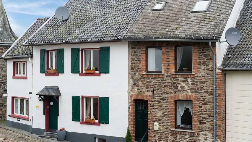 Ferienwohnung für 3 Personen, mit Whirlpool und Sauna sowie Garten in Hellenthal