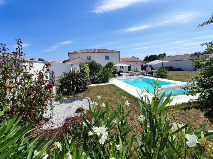 Location de vacances pour 8 personnes, avec Terrasse ainsi que Jardin et Piscine à Bourgneuf (Charente-Maritime)