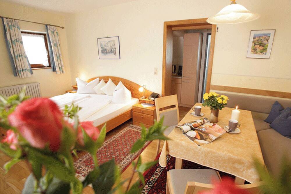 Ganze Wohnung, Ferienwohnung Nr. 2 bis 4 Personen, 42 qm, im 2 Og. mit 1 Wohnschalfzimmer, Kinderzimmer, Balkon in Kirchanschöring, Rupertiwinkel